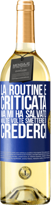 29,95 € Spedizione Gratuita | Vino bianco Edizione WHITE La routine è criticata, ma mi ha salvato molte volte smettere di crederci Etichetta Blu. Etichetta personalizzabile Vino giovane Raccogliere 2024 Verdejo