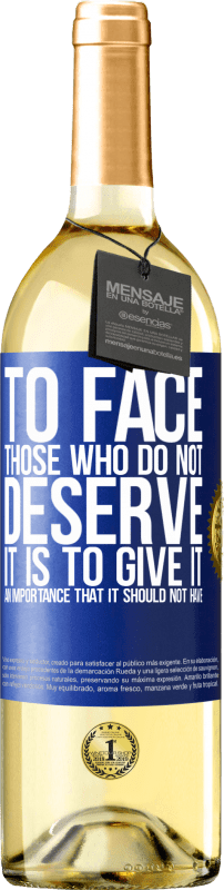 29,95 € Бесплатная доставка | Белое вино Издание WHITE Противостоять тем, кто этого не заслуживает, значит придать ему значение, которого оно не должно иметь Синяя метка. Настраиваемая этикетка Молодое вино Урожай 2023 Verdejo