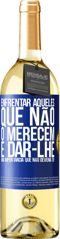 29,95 € Envio grátis | Vinho branco Edição WHITE Enfrentar aqueles que não o merecem é dar-lhe uma importância que não deveria ter Etiqueta Azul. Etiqueta personalizável Vinho jovem Colheita 2024 Verdejo