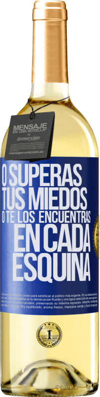 29,95 € Envío gratis | Vino Blanco Edición WHITE O superas tus miedos, o te los encuentras en cada esquina Etiqueta Azul. Etiqueta personalizable Vino joven Cosecha 2024 Verdejo