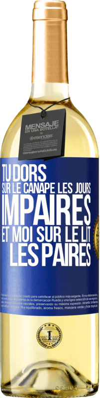 29,95 € Envoi gratuit | Vin blanc Édition WHITE Tu dors sur le canapé les jours impaires et moi sur le lit les paires Étiquette Bleue. Étiquette personnalisable Vin jeune Récolte 2024 Verdejo