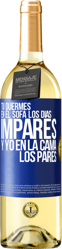 29,95 € Envío gratis | Vino Blanco Edición WHITE Tú duermes en el sofá los días impares y yo en la cama los pares Etiqueta Azul. Etiqueta personalizable Vino joven Cosecha 2024 Verdejo