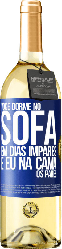 29,95 € Envio grátis | Vinho branco Edição WHITE Você dorme no sofá em dias ímpares e eu na cama os pares Etiqueta Azul. Etiqueta personalizável Vinho jovem Colheita 2024 Verdejo