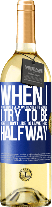 29,95 € Бесплатная доставка | Белое вино Издание WHITE Когда я замечаю, что я кому-то нравлюсь, я стараюсь любить его еще хуже ... Я не люблю оставлять вещи на полпути Синяя метка. Настраиваемая этикетка Молодое вино Урожай 2023 Verdejo