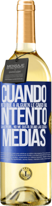 29,95 € Envío gratis | Vino Blanco Edición WHITE Cuando noto que a alguien le caigo mal, intento caerle peor... no me gusta dejar las cosas a medias Etiqueta Azul. Etiqueta personalizable Vino joven Cosecha 2024 Verdejo