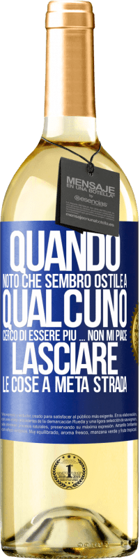 29,95 € Spedizione Gratuita | Vino bianco Edizione WHITE Quando noto che piaccio a qualcuno, cerco di piacergli di peggio ... Non mi piace lasciare le cose a metà strada Etichetta Blu. Etichetta personalizzabile Vino giovane Raccogliere 2024 Verdejo