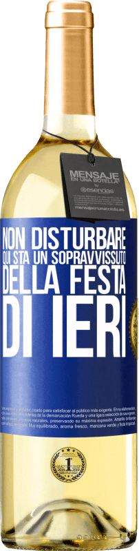 29,95 € Spedizione Gratuita | Vino bianco Edizione WHITE Non disturbare. Qui sta un sopravvissuto della festa di ieri Etichetta Blu. Etichetta personalizzabile Vino giovane Raccogliere 2024 Verdejo