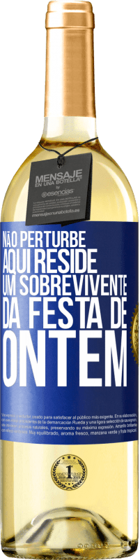 29,95 € Envio grátis | Vinho branco Edição WHITE Não perturbe. Aqui reside um sobrevivente da festa de ontem Etiqueta Azul. Etiqueta personalizável Vinho jovem Colheita 2024 Verdejo