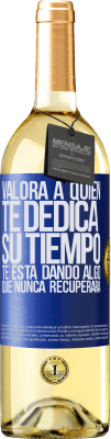 29,95 € Envío gratis | Vino Blanco Edición WHITE Valora a quien te dedica su tiempo. Te está dando algo que nunca recuperará Etiqueta Azul. Etiqueta personalizable Vino joven Cosecha 2024 Verdejo