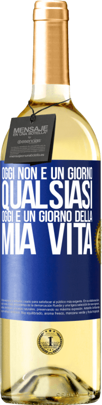 29,95 € Spedizione Gratuita | Vino bianco Edizione WHITE Oggi non è un giorno qualsiasi, oggi è un giorno della mia vita Etichetta Blu. Etichetta personalizzabile Vino giovane Raccogliere 2024 Verdejo