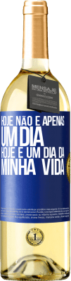 29,95 € Envio grátis | Vinho branco Edição WHITE Hoje não é apenas um dia, hoje é um dia da minha vida Etiqueta Azul. Etiqueta personalizável Vinho jovem Colheita 2024 Verdejo