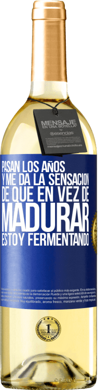 29,95 € Envío gratis | Vino Blanco Edición WHITE Pasan los años y me da la sensación de que en vez de madurar, estoy fermentando Etiqueta Azul. Etiqueta personalizable Vino joven Cosecha 2024 Verdejo