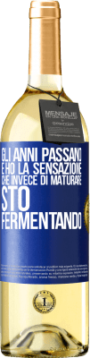 29,95 € Spedizione Gratuita | Vino bianco Edizione WHITE Gli anni passano e ho la sensazione che invece di maturare, sto fermentando Etichetta Blu. Etichetta personalizzabile Vino giovane Raccogliere 2023 Verdejo