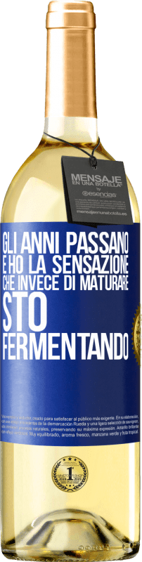 29,95 € Spedizione Gratuita | Vino bianco Edizione WHITE Gli anni passano e ho la sensazione che invece di maturare, sto fermentando Etichetta Blu. Etichetta personalizzabile Vino giovane Raccogliere 2024 Verdejo