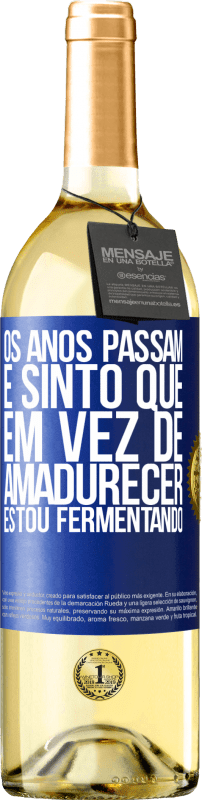 29,95 € Envio grátis | Vinho branco Edição WHITE Os anos passam e sinto que, em vez de amadurecer, estou fermentando Etiqueta Azul. Etiqueta personalizável Vinho jovem Colheita 2024 Verdejo