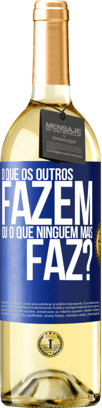 29,95 € Envio grátis | Vinho branco Edição WHITE O que os outros fazem ou o que ninguém mais faz? Etiqueta Azul. Etiqueta personalizável Vinho jovem Colheita 2023 Verdejo