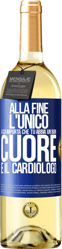 29,95 € Spedizione Gratuita | Vino bianco Edizione WHITE Alla fine, l'unico a cui importa che tu abbia un buon cuore è il cardiologo Etichetta Blu. Etichetta personalizzabile Vino giovane Raccogliere 2023 Verdejo