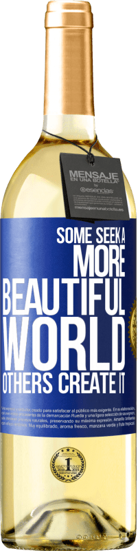 29,95 € 送料無料 | 白ワイン WHITEエディション より美しい世界を求める人もいれば、それを作り出す人もいます 青いタグ. カスタマイズ可能なラベル 若いワイン 収穫 2023 Verdejo