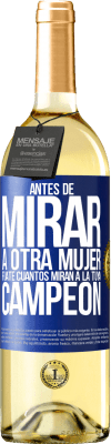 29,95 € Envío gratis | Vino Blanco Edición WHITE Antes de mirar a otra mujer, fíjate cuantos miran a la tuya, campeón Etiqueta Azul. Etiqueta personalizable Vino joven Cosecha 2024 Verdejo