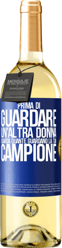 29,95 € Spedizione Gratuita | Vino bianco Edizione WHITE Prima di guardare un'altra donna, guarda quante guardano la tua, campione Etichetta Blu. Etichetta personalizzabile Vino giovane Raccogliere 2024 Verdejo