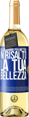 29,95 € Spedizione Gratuita | Vino bianco Edizione WHITE Qui lavoriamo per mettere in risalto la tua bellezza Etichetta Blu. Etichetta personalizzabile Vino giovane Raccogliere 2025 Verdejo