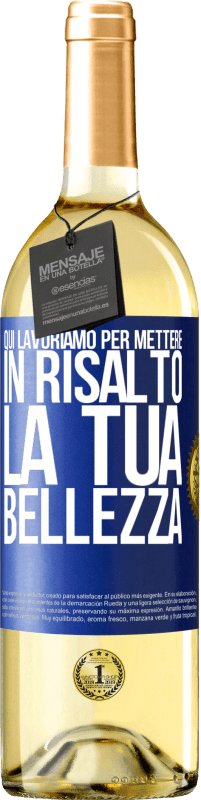 29,95 € Spedizione Gratuita | Vino bianco Edizione WHITE Qui lavoriamo per mettere in risalto la tua bellezza Etichetta Blu. Etichetta personalizzabile Vino giovane Raccogliere 2023 Verdejo