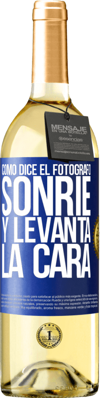 29,95 € Envío gratis | Vino Blanco Edición WHITE Como dice el fotógrafo, sonríe y levanta la cara Etiqueta Azul. Etiqueta personalizable Vino joven Cosecha 2023 Verdejo