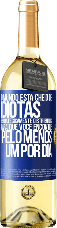 29,95 € Envio grátis | Vinho branco Edição WHITE O mundo está cheio de idiotas estrategicamente distribuídos para que você encontre pelo menos um por dia Etiqueta Azul. Etiqueta personalizável Vinho jovem Colheita 2023 Verdejo