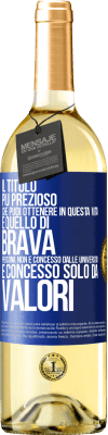 29,95 € Spedizione Gratuita | Vino bianco Edizione WHITE Il titolo più prezioso che puoi ottenere in questa vita è quello di brava persona, non è concesso dalle università, è Etichetta Blu. Etichetta personalizzabile Vino giovane Raccogliere 2023 Verdejo