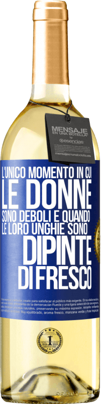 29,95 € Spedizione Gratuita | Vino bianco Edizione WHITE L'unico momento in cui le donne sono deboli è quando le loro unghie sono dipinte di fresco Etichetta Blu. Etichetta personalizzabile Vino giovane Raccogliere 2023 Verdejo