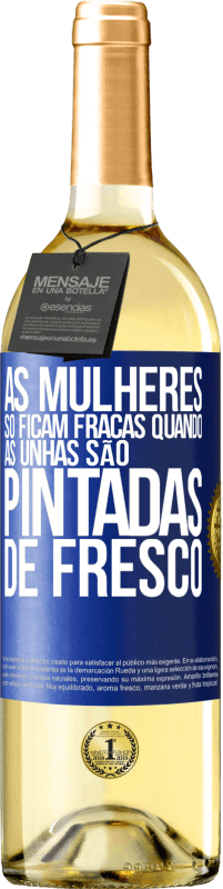 29,95 € Envio grátis | Vinho branco Edição WHITE As mulheres só ficam fracas quando as unhas são pintadas de fresco Etiqueta Azul. Etiqueta personalizável Vinho jovem Colheita 2023 Verdejo