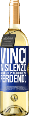 29,95 € Spedizione Gratuita | Vino bianco Edizione WHITE Vinci in silenzio. Lascia che pensino che stai perdendo Etichetta Blu. Etichetta personalizzabile Vino giovane Raccogliere 2024 Verdejo