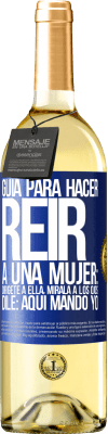 29,95 € Envío gratis | Vino Blanco Edición WHITE Guía para hacer reír a una mujer: Dirígete a ella. Mírala a los ojos. Dile: aquí mando yo Etiqueta Azul. Etiqueta personalizable Vino joven Cosecha 2025 Verdejo