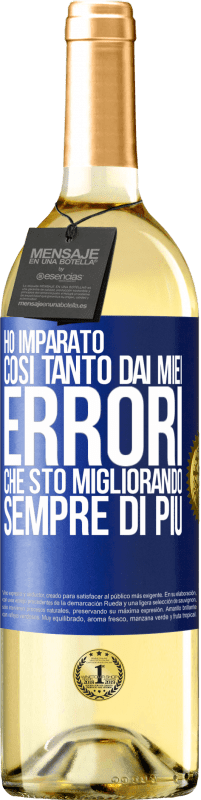 29,95 € Spedizione Gratuita | Vino bianco Edizione WHITE Ho imparato così tanto dai miei errori che sto migliorando sempre di più Etichetta Blu. Etichetta personalizzabile Vino giovane Raccogliere 2023 Verdejo