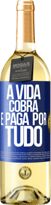 29,95 € Envio grátis | Vinho branco Edição WHITE A vida cobra e paga por tudo Etiqueta Azul. Etiqueta personalizável Vinho jovem Colheita 2024 Verdejo