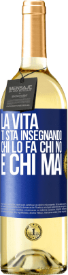 29,95 € Spedizione Gratuita | Vino bianco Edizione WHITE La vita ti sta insegnando chi lo fa, chi no e chi mai Etichetta Blu. Etichetta personalizzabile Vino giovane Raccogliere 2023 Verdejo