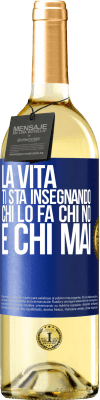 29,95 € Spedizione Gratuita | Vino bianco Edizione WHITE La vita ti sta insegnando chi lo fa, chi no e chi mai Etichetta Blu. Etichetta personalizzabile Vino giovane Raccogliere 2025 Verdejo