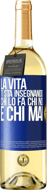 29,95 € Spedizione Gratuita | Vino bianco Edizione WHITE La vita ti sta insegnando chi lo fa, chi no e chi mai Etichetta Blu. Etichetta personalizzabile Vino giovane Raccogliere 2024 Verdejo