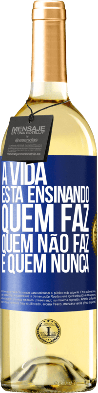 29,95 € Envio grátis | Vinho branco Edição WHITE A vida está ensinando quem faz, quem não faz e quem nunca Etiqueta Azul. Etiqueta personalizável Vinho jovem Colheita 2023 Verdejo