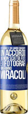 29,95 € Spedizione Gratuita | Vino bianco Edizione WHITE I fotografi e Dio hanno raggiunto un accordo. Dio non scatta foto e i fotografi non fanno miracoli Etichetta Blu. Etichetta personalizzabile Vino giovane Raccogliere 2025 Verdejo