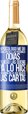 29,95 € Envío gratis | Vino Blanco Edición WHITE Mi psicólogo me dijo: escribe cartas a las personas que odias y luego las quemas. Ya lo hice, pero ahora no sé qué hacer con Etiqueta Azul. Etiqueta personalizable Vino joven Cosecha 2023 Verdejo