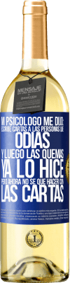 29,95 € Envío gratis | Vino Blanco Edición WHITE Mi psicólogo me dijo: escribe cartas a las personas que odias y luego las quemas. Ya lo hice, pero ahora no sé qué hacer con Etiqueta Azul. Etiqueta personalizable Vino joven Cosecha 2025 Verdejo