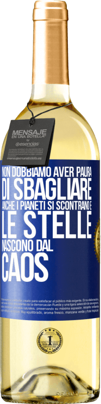 29,95 € Spedizione Gratuita | Vino bianco Edizione WHITE Non dobbiamo aver paura di sbagliare, anche i pianeti si scontrano e le stelle nascono dal caos Etichetta Blu. Etichetta personalizzabile Vino giovane Raccogliere 2024 Verdejo