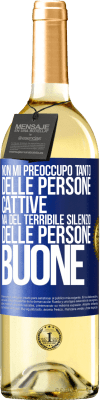29,95 € Spedizione Gratuita | Vino bianco Edizione WHITE Non mi preoccupo tanto delle persone cattive, ma del terribile silenzio delle persone buone Etichetta Blu. Etichetta personalizzabile Vino giovane Raccogliere 2024 Verdejo