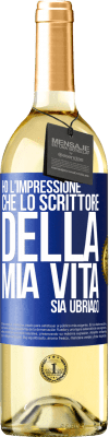 29,95 € Spedizione Gratuita | Vino bianco Edizione WHITE Ho l'impressione che lo scrittore della mia vita sia ubriaco Etichetta Blu. Etichetta personalizzabile Vino giovane Raccogliere 2024 Verdejo