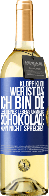 29,95 € Kostenloser Versand | Weißwein WHITE Ausgabe Klopf klopf. Wer ist da? Ich bin die Liebe deines Lebens. Unmöglich, Schokolade kann nicht sprechen Blaue Markierung. Anpassbares Etikett Junger Wein Ernte 2023 Verdejo