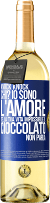 29,95 € Spedizione Gratuita | Vino bianco Edizione WHITE Knock Knock. Chi? Io sono l'amore della tua vita Impossibile, il cioccolato non parla Etichetta Blu. Etichetta personalizzabile Vino giovane Raccogliere 2023 Verdejo