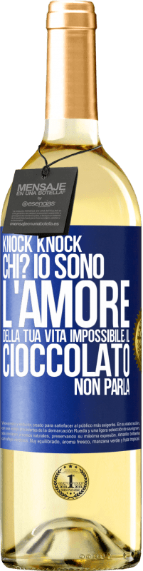 29,95 € Spedizione Gratuita | Vino bianco Edizione WHITE Knock Knock. Chi? Io sono l'amore della tua vita Impossibile, il cioccolato non parla Etichetta Blu. Etichetta personalizzabile Vino giovane Raccogliere 2023 Verdejo