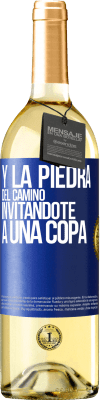 29,95 € Envío gratis | Vino Blanco Edición WHITE Y la piedra del camino invitándote a una copa Etiqueta Azul. Etiqueta personalizable Vino joven Cosecha 2024 Verdejo