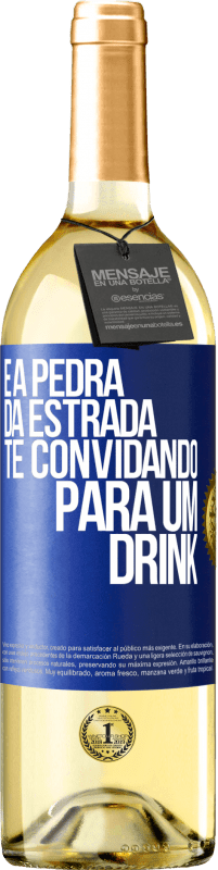 29,95 € Envio grátis | Vinho branco Edição WHITE E a pedra da estrada te convidando para um drink Etiqueta Azul. Etiqueta personalizável Vinho jovem Colheita 2023 Verdejo